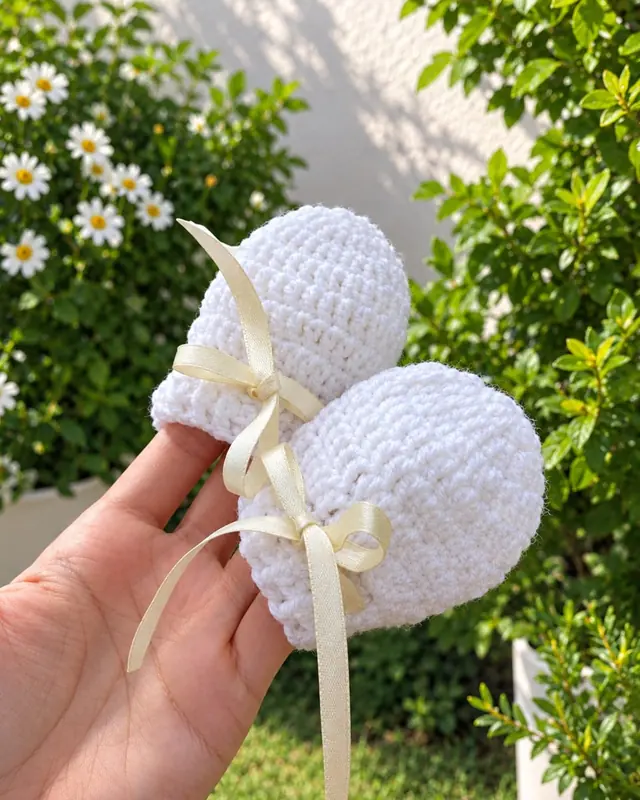 Manoplas blancas de recién nacido tejidas al crochet con cinta de raso