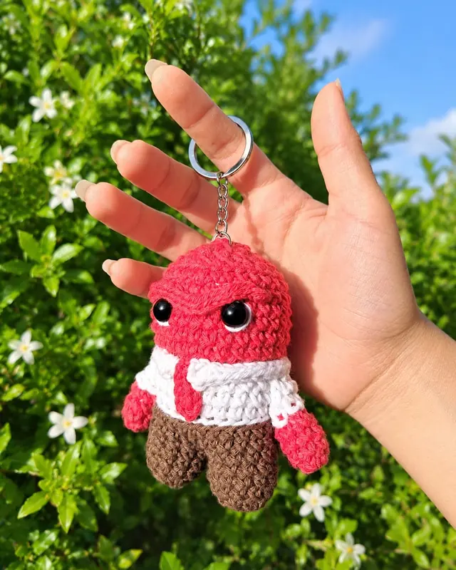 Llavero amigurumi de personaje rojo con camisa y corbata