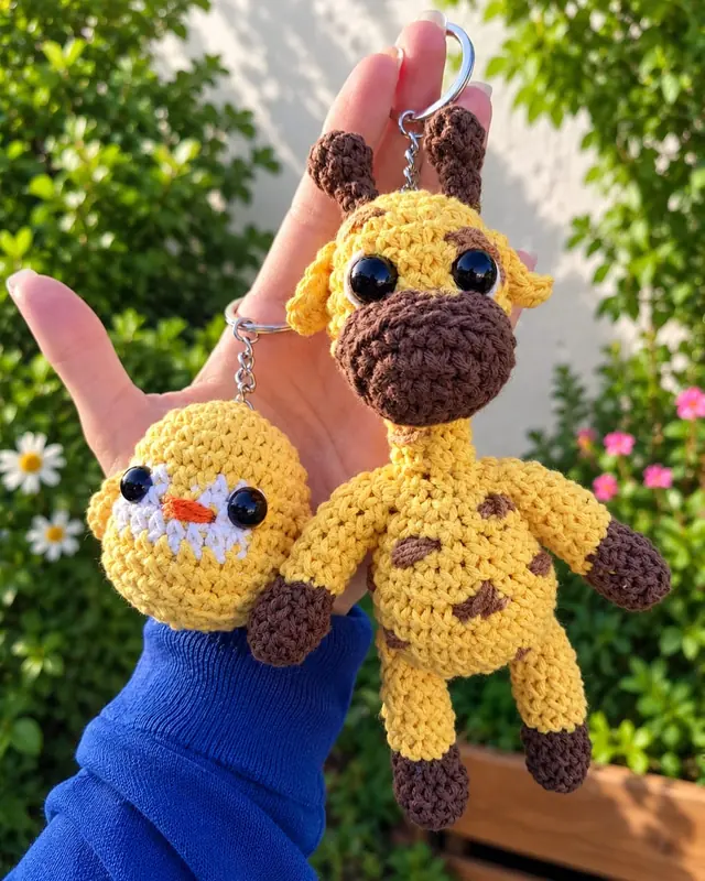 Llaveros amigurumi de una jirafa y un pollito amarillos