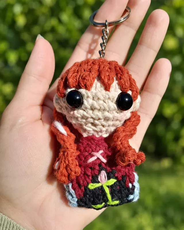 Llavero amigurumi de muñequita pelirroja con trenzas